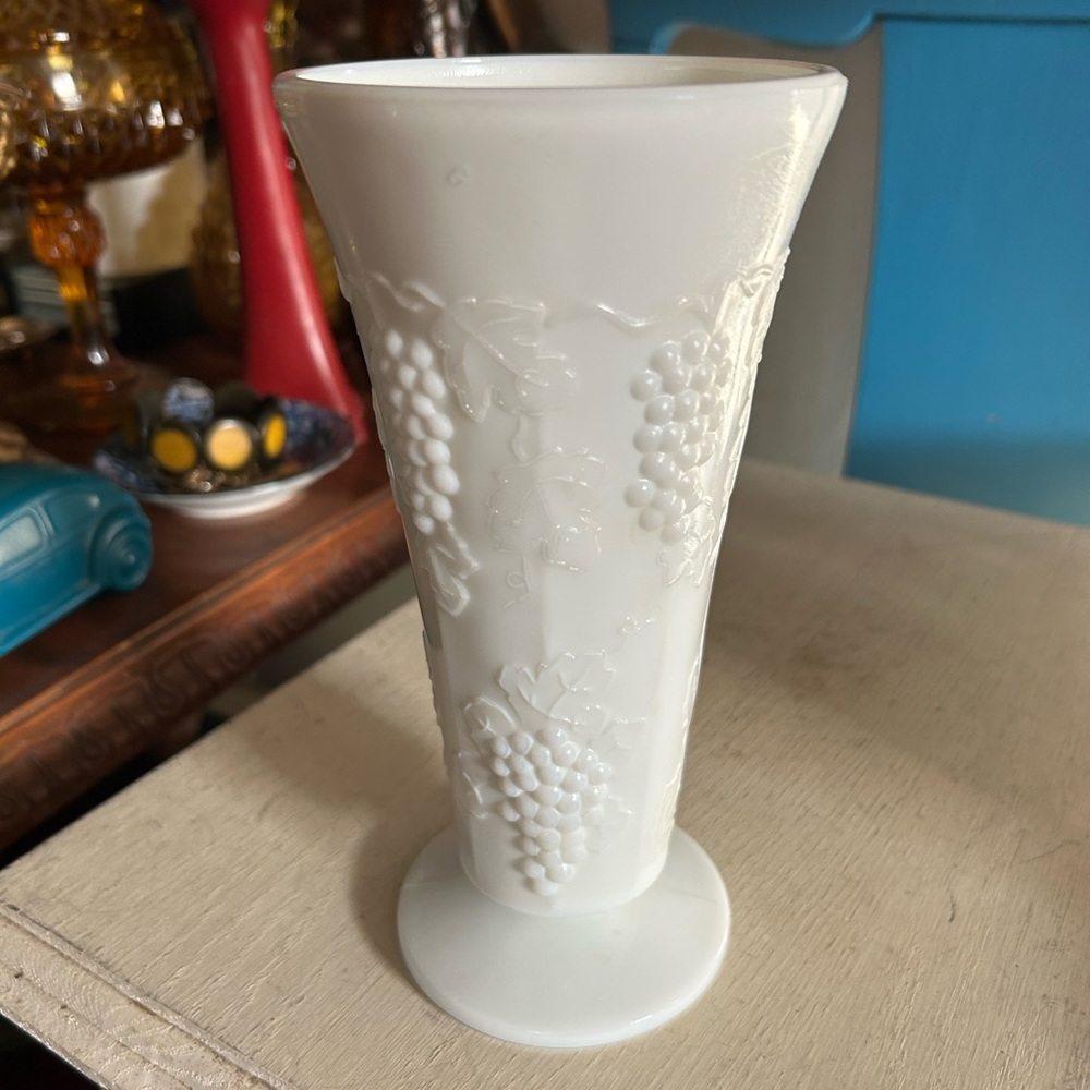 Vintage White Milk Glass Pedestal Harvest Grape Leaf Vine Vase - Picture 2 of 7